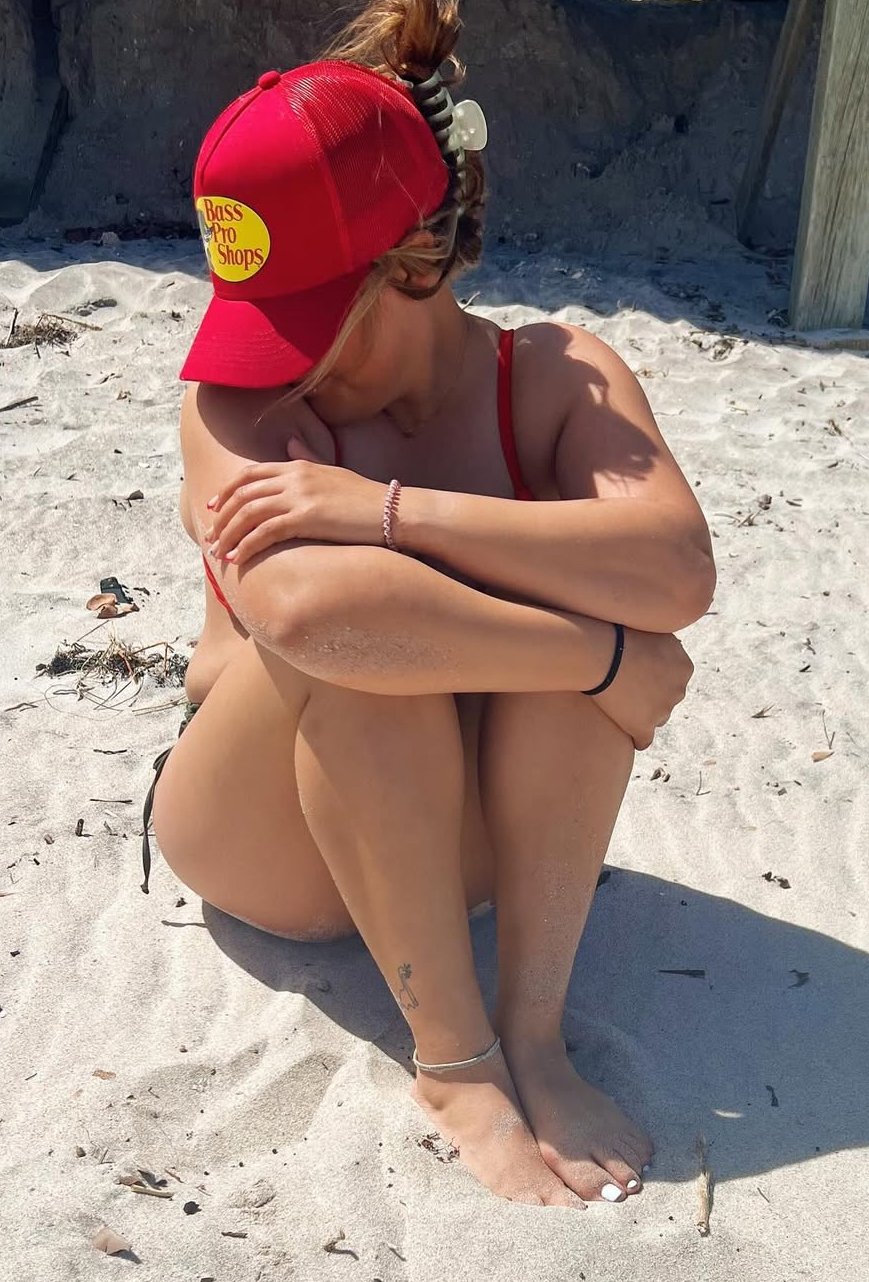 Analysa, 20, Cuck pumps his dick over his crushs pics. Let’s repost this exposed slut #hiHUxCWS