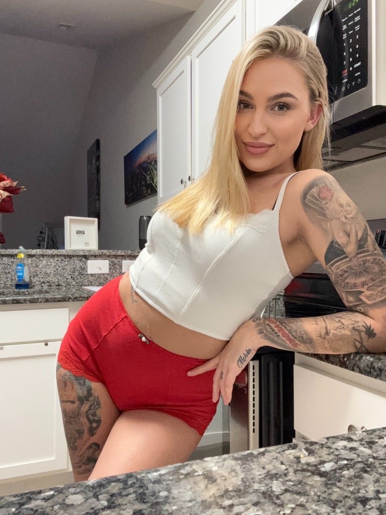 Blond I ran into at my hotel invited me over 👀; comment #HhDAIref